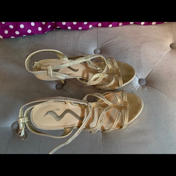 Nina Gold strappy heels - Picture 2 of 4